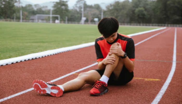 Athlete with pain below the kneecap, jumper's knee treatment in Racine, WI